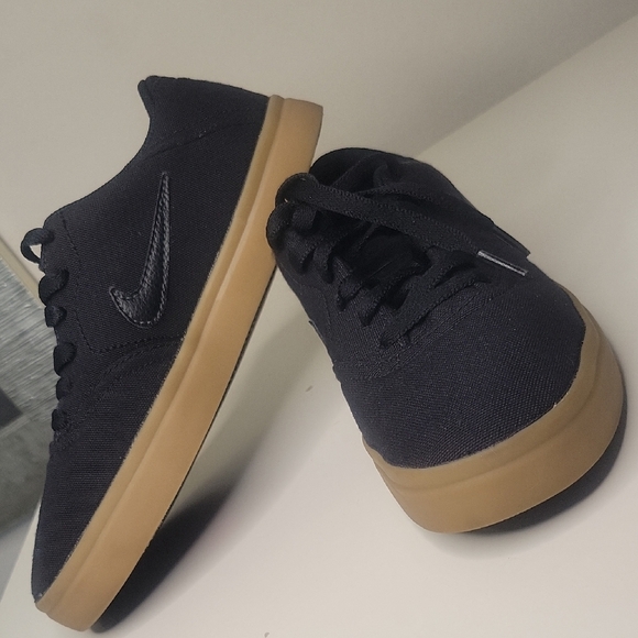 Nike Big Kids Black and Tan Sneakers Sz 4y Boys Good Condition - Picture 6 of 8